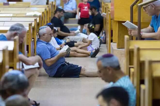 Tisha B'Av in a synagogue. Photo by Liron Moldovan.