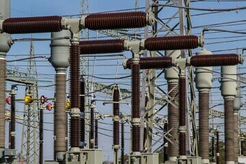 Components of an electrical substation. Credit: Pixabay.