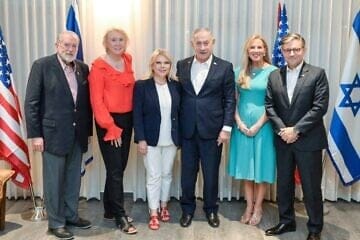 From left: U.S. Ambassador to Israel Mike Huckabee and his wife, Janet Huckabee; Sara Netanyahu and Israeli Prime Minister Benjamin Netanyahu; Kelly Lary, wife of U.S. House Speaker Mike Johnson; and Johnson in Shiloh, Aug. 4, 2025. Photo by Maayan Toaf/GPO.