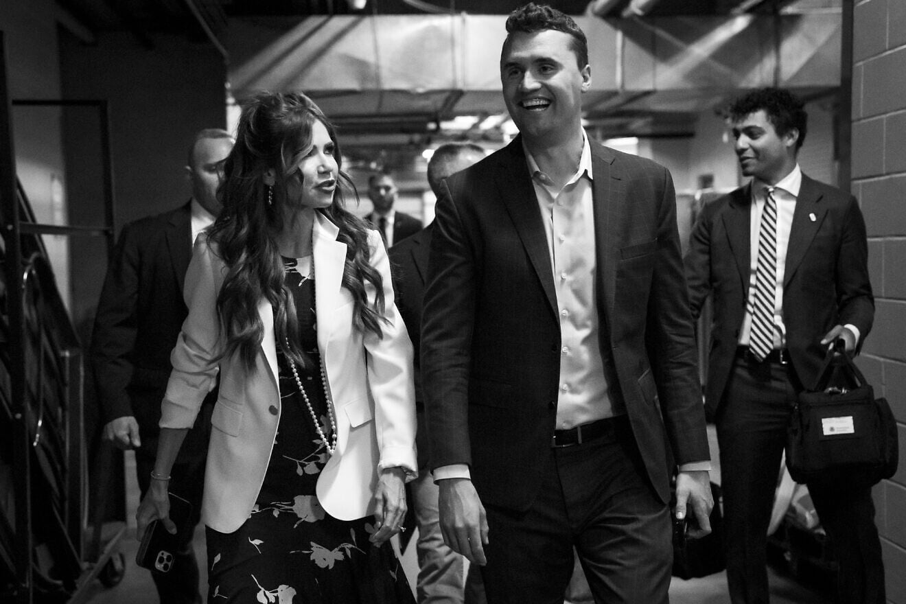 La secrétaire américaine à la Sécurité intérieure, Kristi Noem, participe à une interview avec Charlie Kirk au sommet d'action étudiante Turning Point USA 2025 à Tampa, en Floride, le 12 juillet 2025. Crédit : Tia Dufour/Département américain de la Sécurité intérieure. La secrétaire américaine à la Sécurité intérieure, Kristi Noem, participe à une interview avec Charlie Kirk au sommet d'action étudiante Turning Point USA 2025 à Tampa, en Floride, le 12 juillet 2025. Crédit : Tia Dufour/Département américain de la Sécurité intérieure.