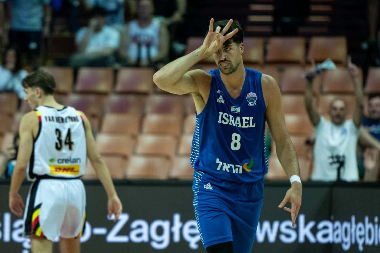 Deni Avdija d'Israël et des Portland Trail Blazers de la NBA célèbre après avoir marqué des points lors du match du groupe D du FIBA ​​EuroBasket 2025 entre la Belgique et Israël à la Spodek Arena de Katowice, en Pologne, le 2 septembre 2025. Photo de Sebastian Frej/Getty Images.
