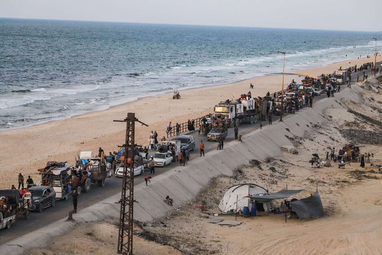 As a result of an operation by the Israel Defense Forces to rout out terrorists and seek the remaining hostages held by Hamas, Palestinians leave the northern Gaza Strip and Gaza City for safer areas, on Sept. 22, 2025. Photo by Khalil Kahlout/Flash90.