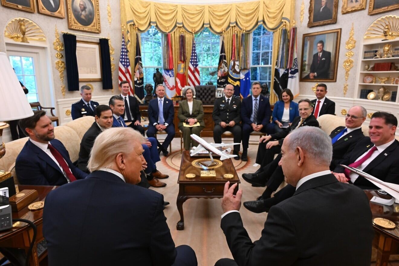 Israeli Prime Minister Benjamin Netanyahu and his delegation meet with US President Donald Trump and his team at the White House, Sept. 29, 2025. Photo by Avi Ohayon/GPO.