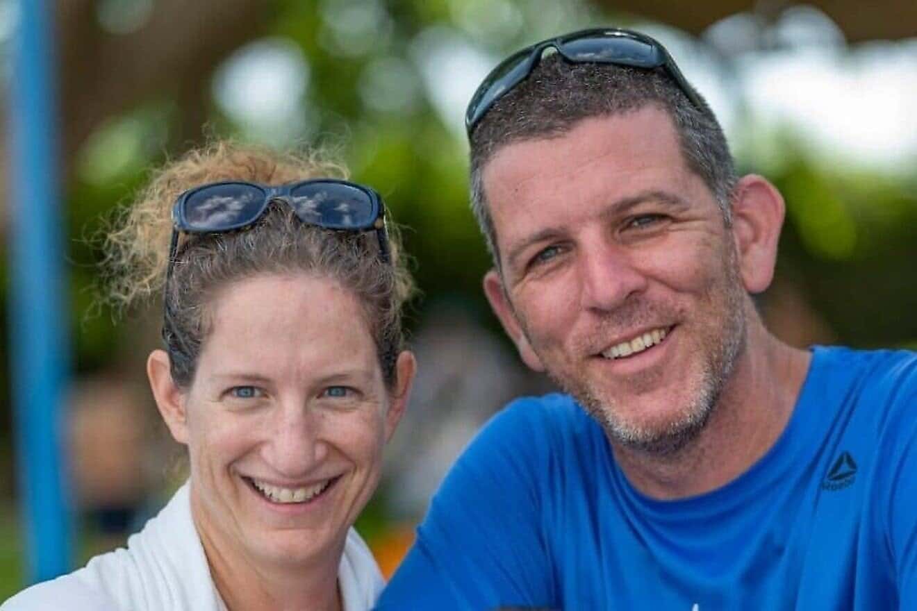 Tal Haimi (à droite), réserviste des Forces de défense israéliennes, et son épouse Ela. Crédit : avec l’aimable autorisation.