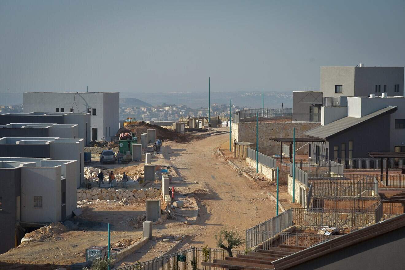 Construction in Na'ale, in the Binyamin region of Samaria, Feb. 08, 2017. Credit: Flash90.