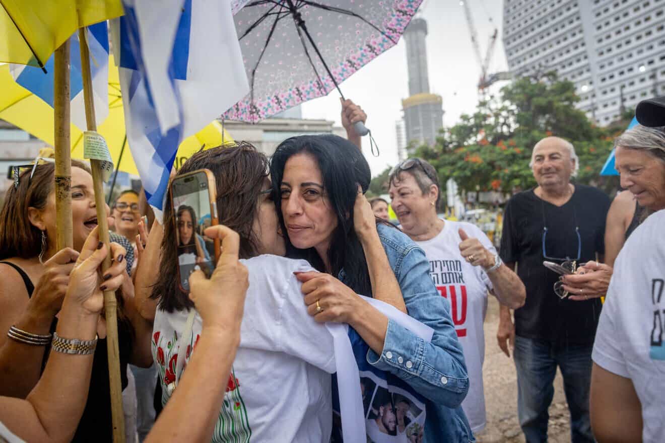 Célébrations sur la place des otages à Tel-Aviv à l'annonce de la libération d'un otage. 9 octobre 2025. Photo de Miriam Alster/Flash90.