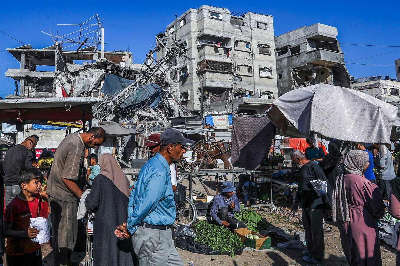 A market in Khan Yunis in the southern Gaza Strip, a few days after a ceasefire agreement between Israel and Hamas, Oct. 14, 2025. Photo by Abed Rahim Khatib/Flash90.