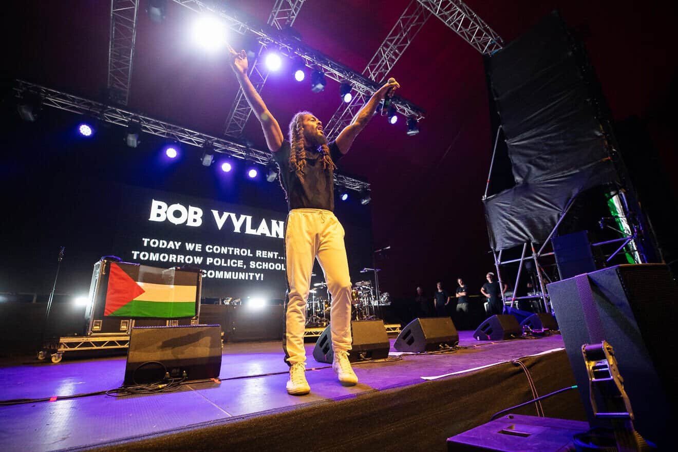 Manchester concert venue urged to nix gig by antisemitic UK rock duo