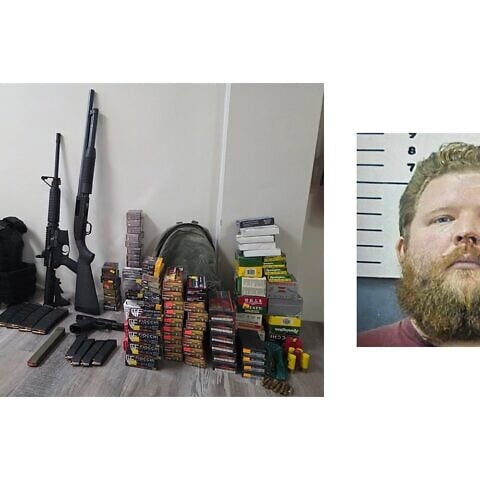 Photo d'identité judiciaire de Jeremy Wayne Shoemaker et armes saisies lors d'une perquisition à son domicile. Crédit : Avec l'aimable autorisation du bureau du shérif du comté de Clarke à Grove Hill, Alabama. Photo d'identité judiciaire de Jeremy Wayne Shoemaker et armes saisies lors d'une perquisition à son domicile. Crédit : Avec l'aimable autorisation du bureau du shérif du comté de Clarke à Grove Hill, Alabama.