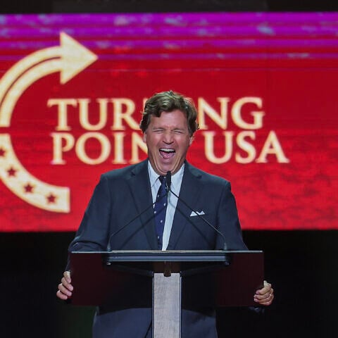 Le commentateur politique conservateur Tucker Carlson prend la parole lors de la cérémonie commémorative en l'honneur de Charlie Kirk, fondateur de Turning Point USA, abattu alors qu'il s'exprimait à l'Université de la vallée de l'Utah le 10 septembre, au State Farm Stadium de Glendale, en Arizona, le 21 septembre 2025. Photo : Eric Thayer/Getty Images. Le commentateur politique conservateur Tucker Carlson prend la parole lors de la cérémonie commémorative en l'honneur de Charlie Kirk, fondateur de Turning Point USA, abattu alors qu'il s'exprimait à l'Université de la vallée de l'Utah le 10 septembre, au State Farm Stadium de Glendale, en Arizona, le 21 septembre 2025. Photo : Eric Thayer/Getty Images.