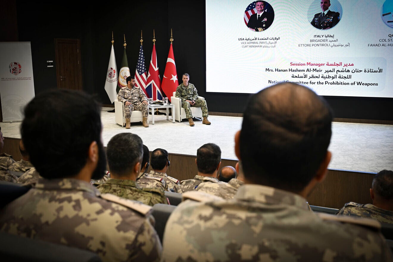 Военнослужащие из США, Катара, Италии, Великобритании, Франции и Турции принимают участие в семинаре для старших командиров в рамках учений Ferocious Falcon 6 в Дохе, Катар, 19 ноября 2025 года. Фото: старший мастер-сержант Ричард П. Эбенсбергер/Фото ВВС США.