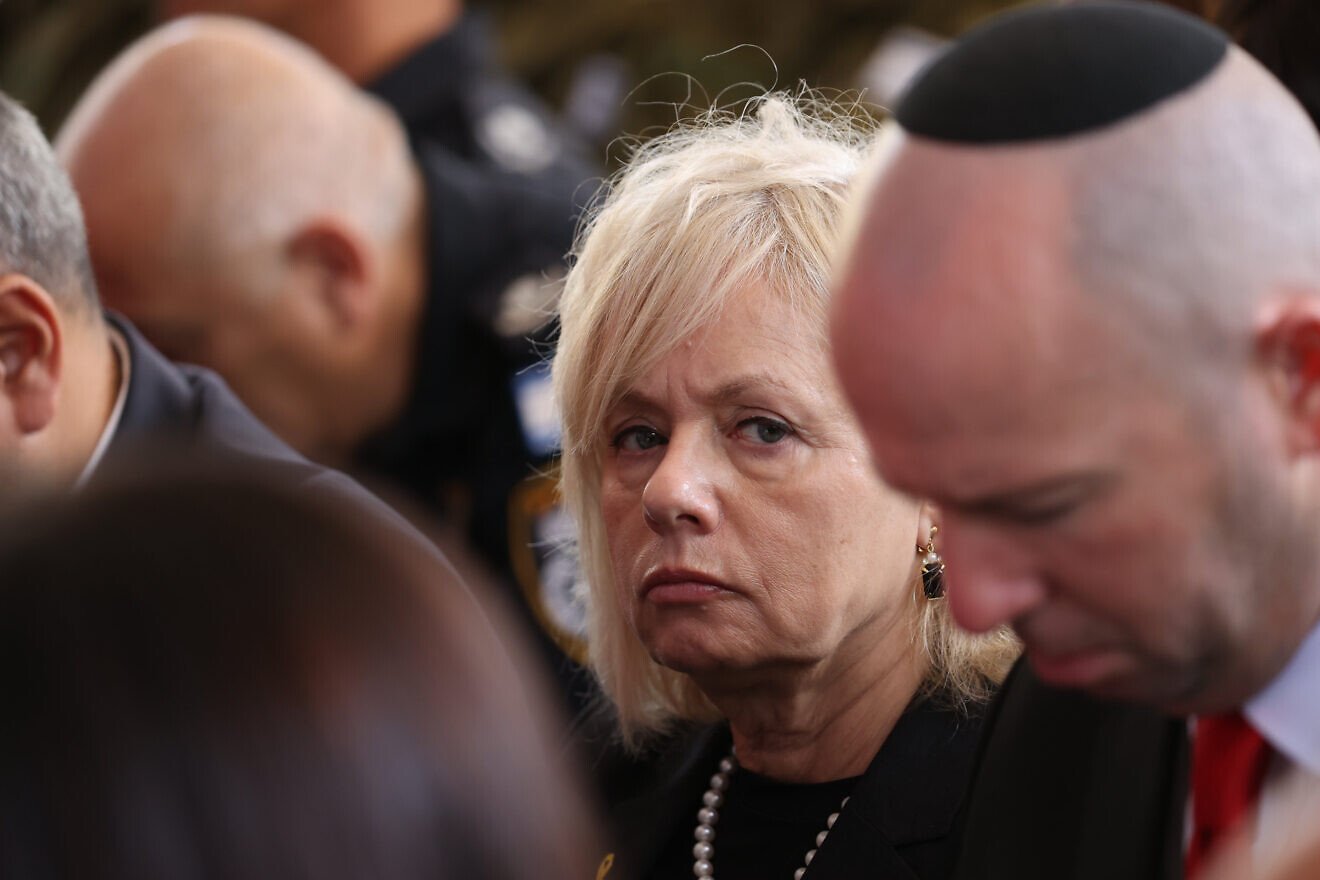 Генеральный прокурор Гали Бахарав-Миара принимает участие в государственной церемонии, посвященной годовщине по еврейскому календарю террористического вторжения ХАМАС 7 октября 2023 года, на военном кладбище на горе Герцля в Иерусалиме 16 октября 2025 года. Фото Алекса Коломойского/POOL.