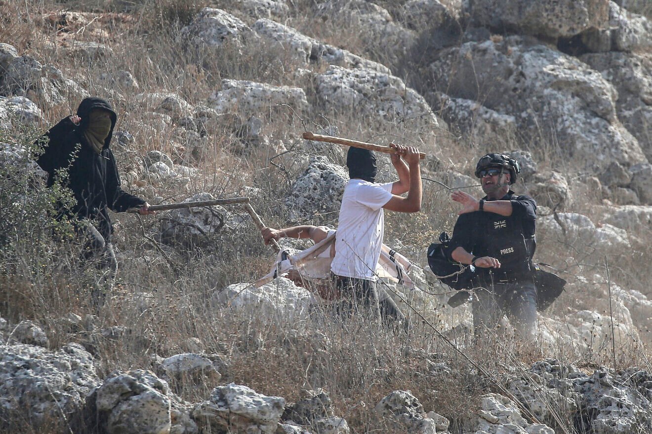 A small group of Jews clash with journalists covering the olive-picking season in the village of Beita, south of Nablus in Samaria. Nov. 8, 2025. Photo by Nasser Ishtayeh/Flash90.
