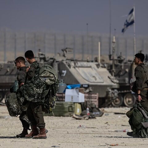 Soldati israeliani avvistati vicino al confine israeliano con la Striscia di Gaza, 10 novembre 2025. Foto di Tsafrir Abayov/Flash90.