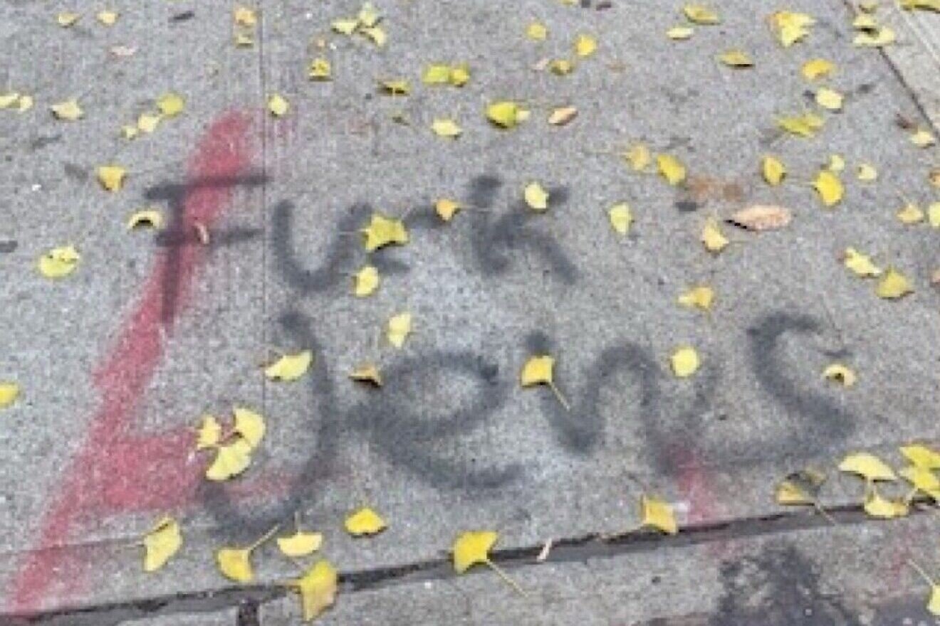 Hateful antisemitic graffiti reading “F*ck Jews” is seen scrawled across a Brooklyn sidewalk along Atlantic Avenue near Smith Street on Nov. 14, 2025 before city sanitation crews removed it overnight, prompting condemnation from New York political leaders. Source: @LincolnRestler/X. Hateful antisemitic graffiti reading “F*ck Jews” is seen scrawled across a Brooklyn sidewalk along Atlantic Avenue near Smith Street on Nov. 14, 2025 before city sanitation crews removed it overnight, prompting condemnation from New York political leaders. Source: @LincolnRestler/X.