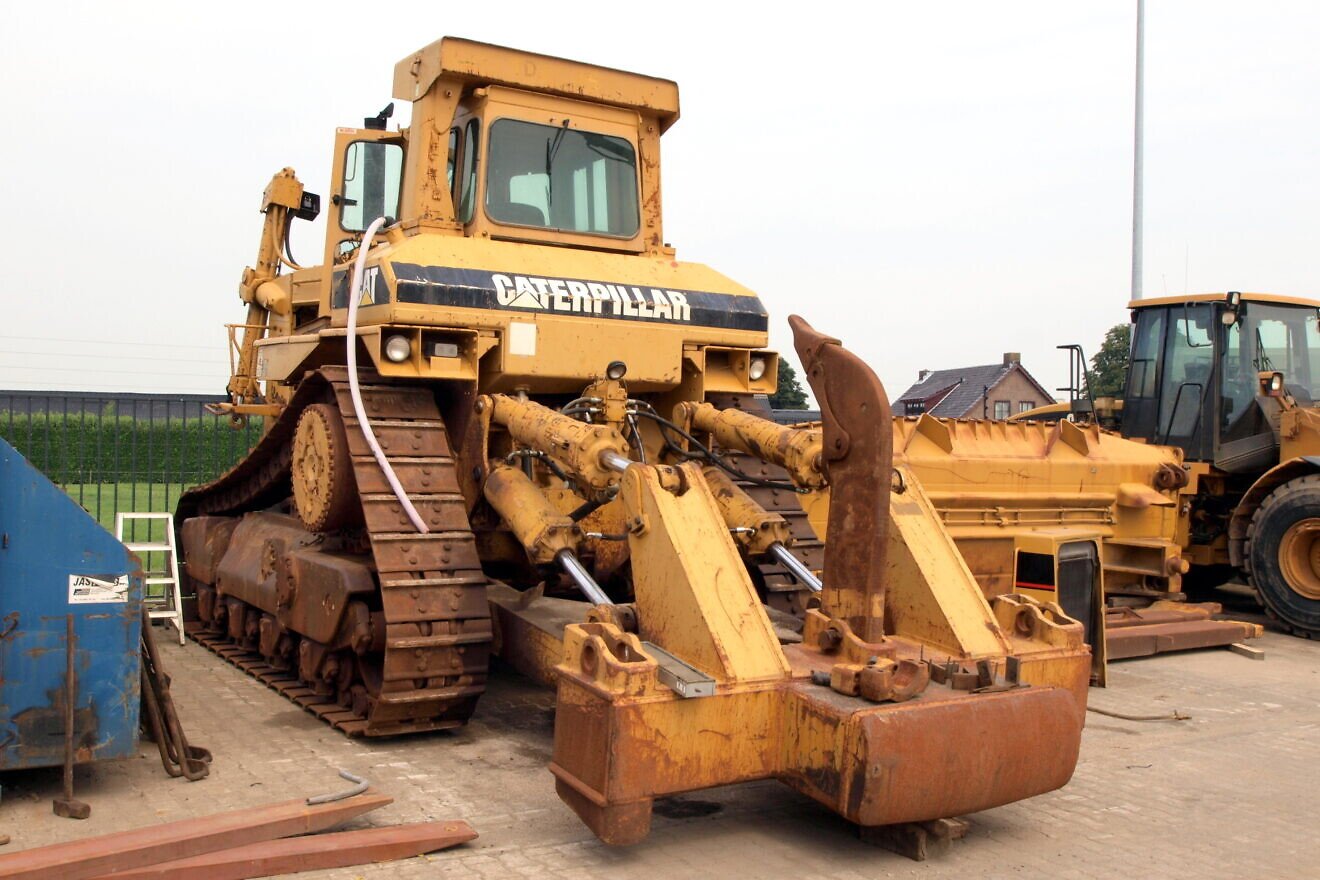 A Caterpillar D9 Bulldozer. Credit: Alf van Beem via Wikimedia Commons.