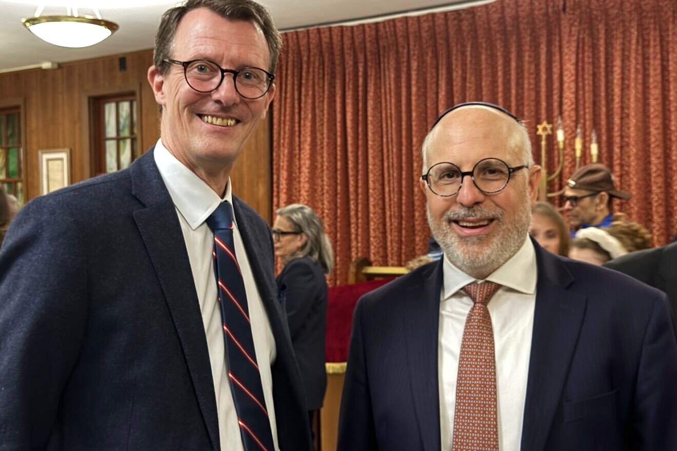 Иоахим Хольгер Вальдемар Кристиан, датский принц, брат которого является королем, с раввином Хаймом Шафнером из Кешер Исраэль в современной ортодоксальной синагоге в районе Джорджтаун в Вашингтоне, округ Колумбия, 9 ноября 2025 г. Фото: предоставлено.