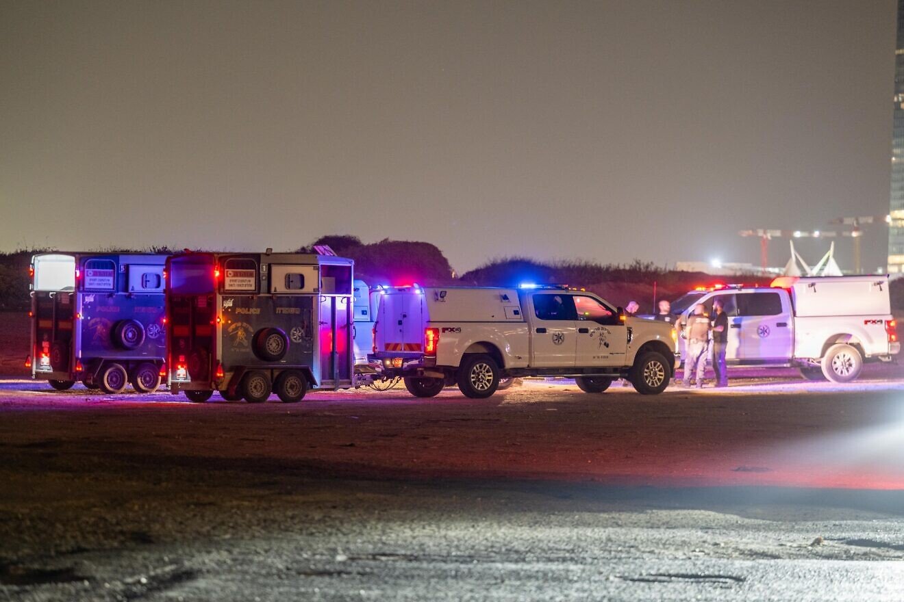 Конное подразделение израильской полиции отчитывается после поиска бывшего главного военного прокурора Израиля Ифата Томера-Йерушалми, 2 ноября 2025 года. Фото Мэтта Камински/JNS. Конное подразделение израильской полиции отчитывается после поиска бывшего главного военного прокурора Израиля Ифата Томера-Йерушалми, 2 ноября 2025 года. Фото Мэтта Камински/JNS.
