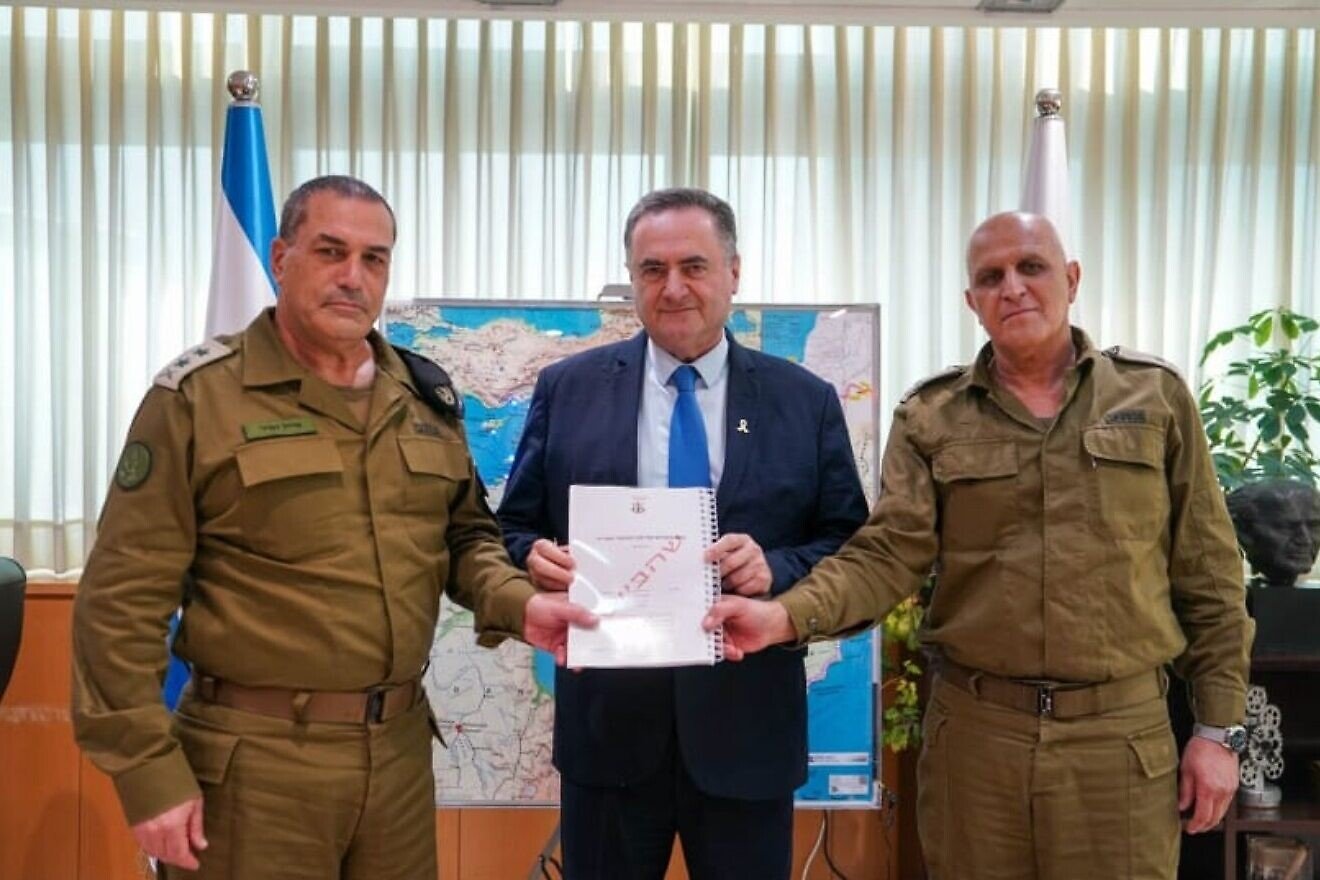 IDF Chief of Staff Lt. Gen Eyal Zamir (left) and Maj.-Gen. (res.) Sami Turgeman submit the findings of the Turgeman Committee probe to Defense Minister Israel Katz, Nov. 9, 2025. Credit: IDF.