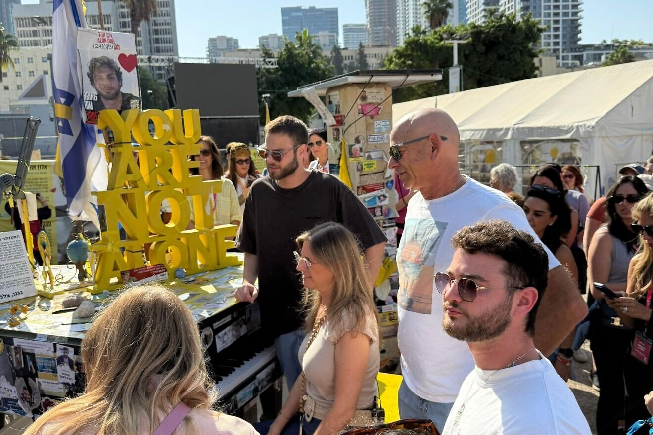 Freed captive moves crowd at Hostages Square