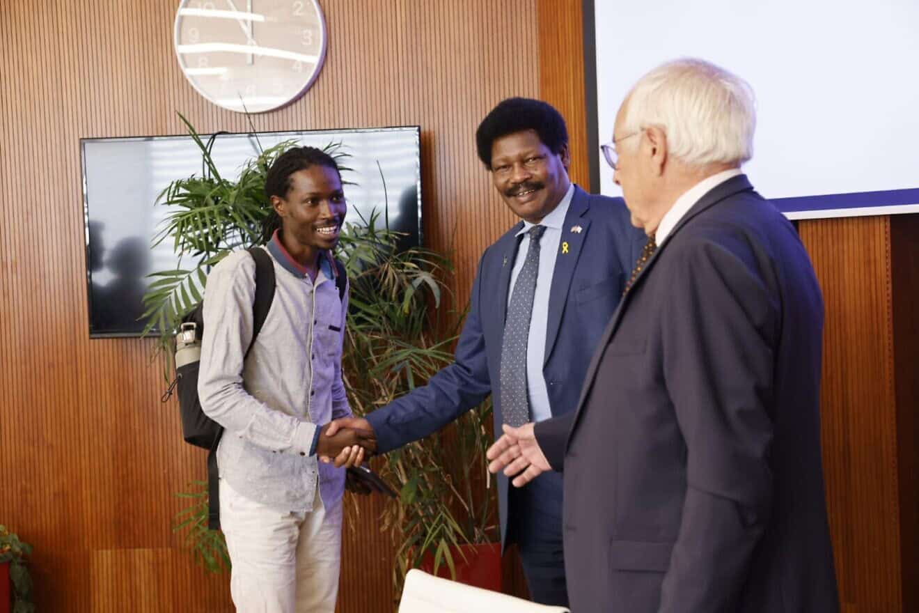 Albert Kendagor (au centre), l'ambassadeur du Kenya en Israël, salue l'étudiant kenyan Stanley Mburu tandis qu'Oron Shagrir, recteur de l'Université hébraïque, observe la scène à l'Université hébraïque de Jérusalem, le 3 novembre 2025. Photo gracieuseté de Yossi Zamir.