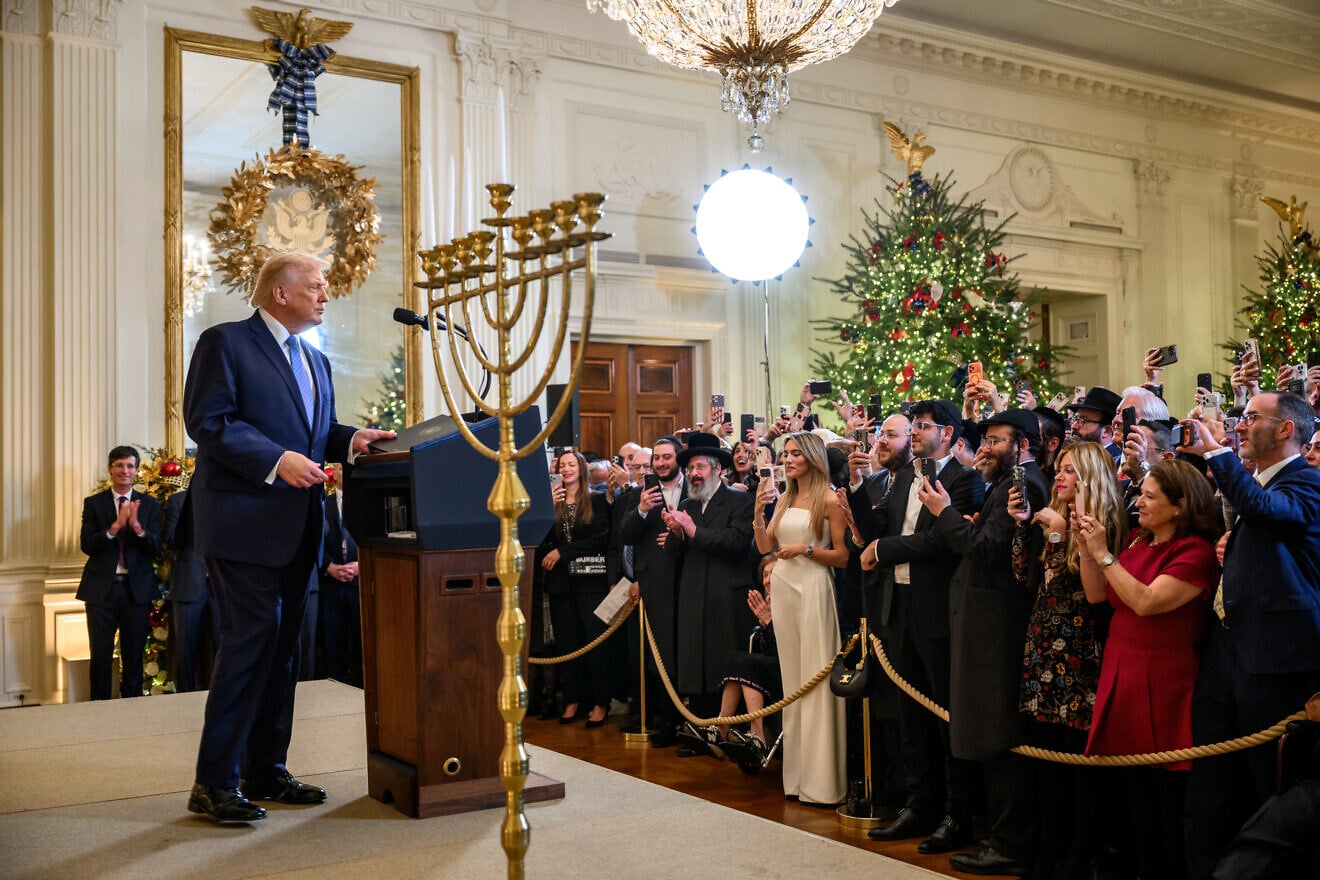Le président américain Donald Trump participe à une réception de Hanoukka dans l'aile est de la Maison Blanche, le 16 décembre 2025. Crédit : Molly Riley/Maison Blanche.