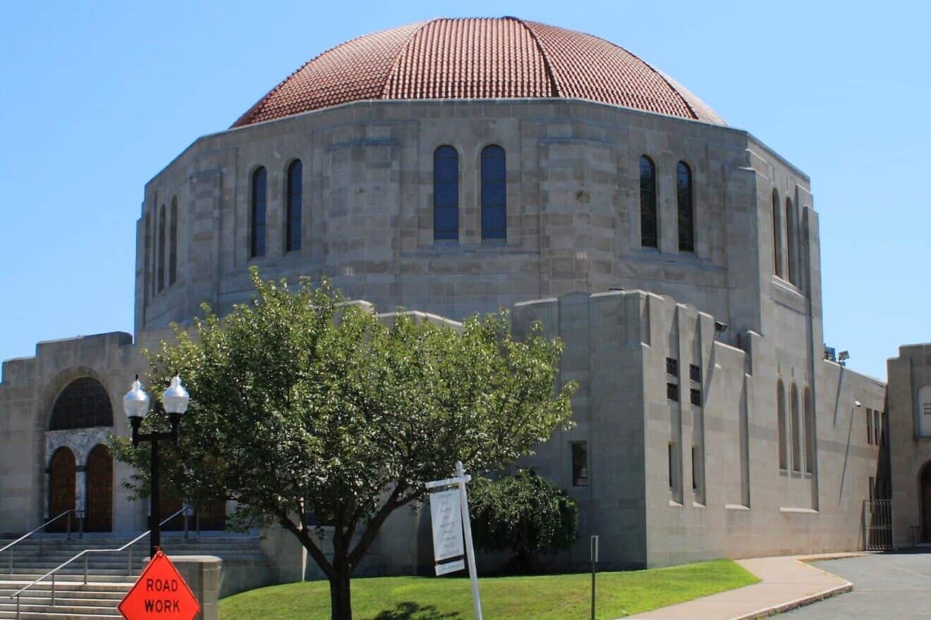 Synagogue in West Hartford Conn. receives bomb threats