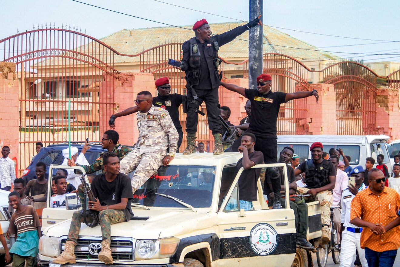 Солдаты суданской армии реагируют во время военного парада в рамках религиозных торжеств мусульман по случаю дня рождения пророка Мухаммеда в столице Судана Хартуме 23 августа 2025 года. Фото: Эбрахим Хамид/AFP via Getty Images. Солдаты суданской армии реагируют во время военного парада в рамках религиозных торжеств мусульман по случаю дня рождения пророка Мухаммеда в столице Судана Хартуме 23 августа 2025 года. Фото: Эбрахим Хамид/AFP via Getty Images.