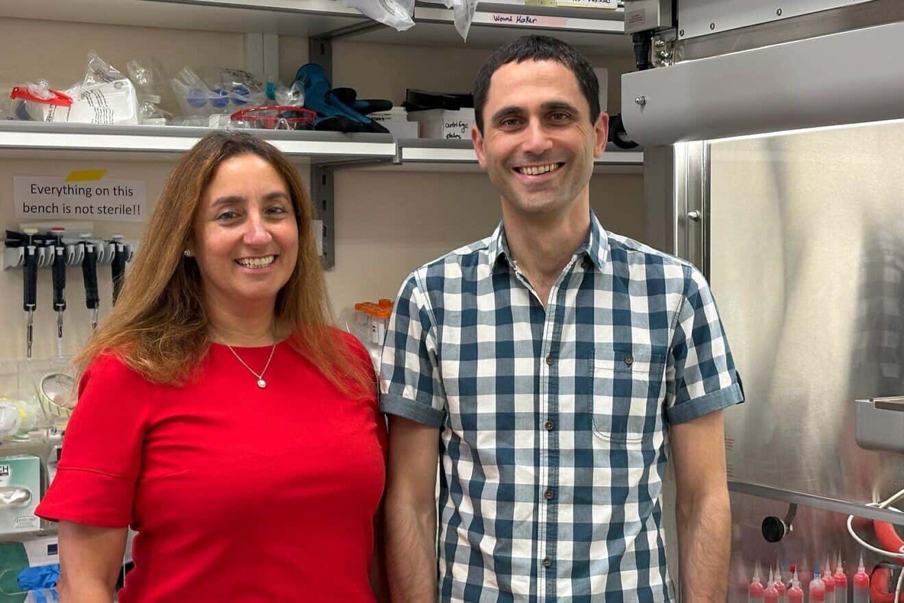 Les professeurs Ronit Satchi-Fainaro (à gauche) et Uri Ben-David de l'Université de Tel Aviv. Crédit : Université de Tel Aviv.