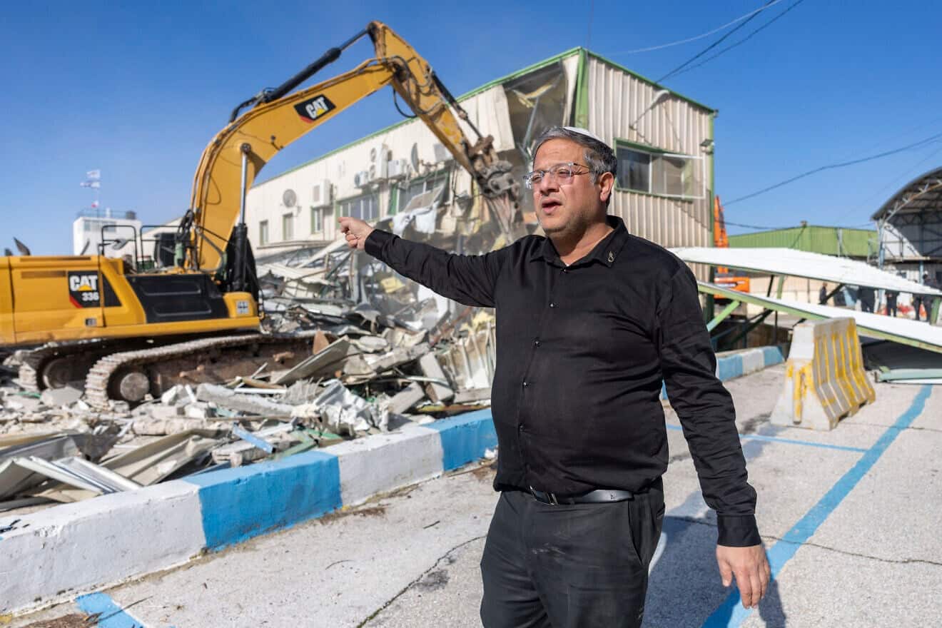 Министр национальной безопасности Израиля Итамар Бен-Гвир осматривает бывшие офисы БАПОР в Иерусалиме, в то время как израильские силы сносят здание в соответствии с принятым Кнессетом законом, 20 января 2026 года. Фото Йонатана Синдела/Flash90. Министр национальной безопасности Израиля Итамар Бен-Гвир осматривает бывшие офисы БАПОР в Иерусалиме, в то время как израильские силы сносят здание в соответствии с принятым Кнессетом законом, 20 января 2026 года. Фото Йонатана Синдела/Flash90.