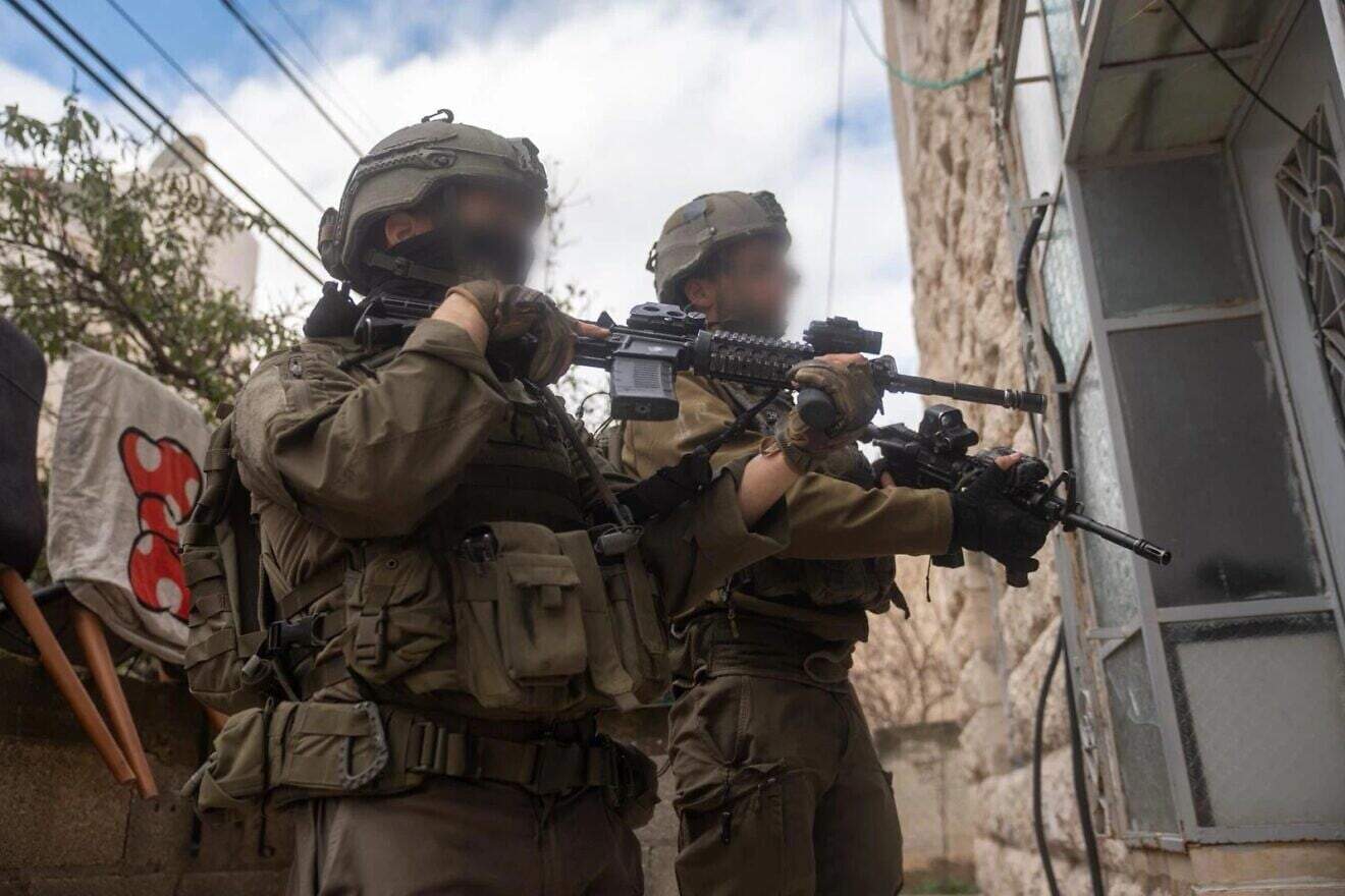IDF arrests 14 terror suspects, seizes weapons in Hebron raid - JNS.org