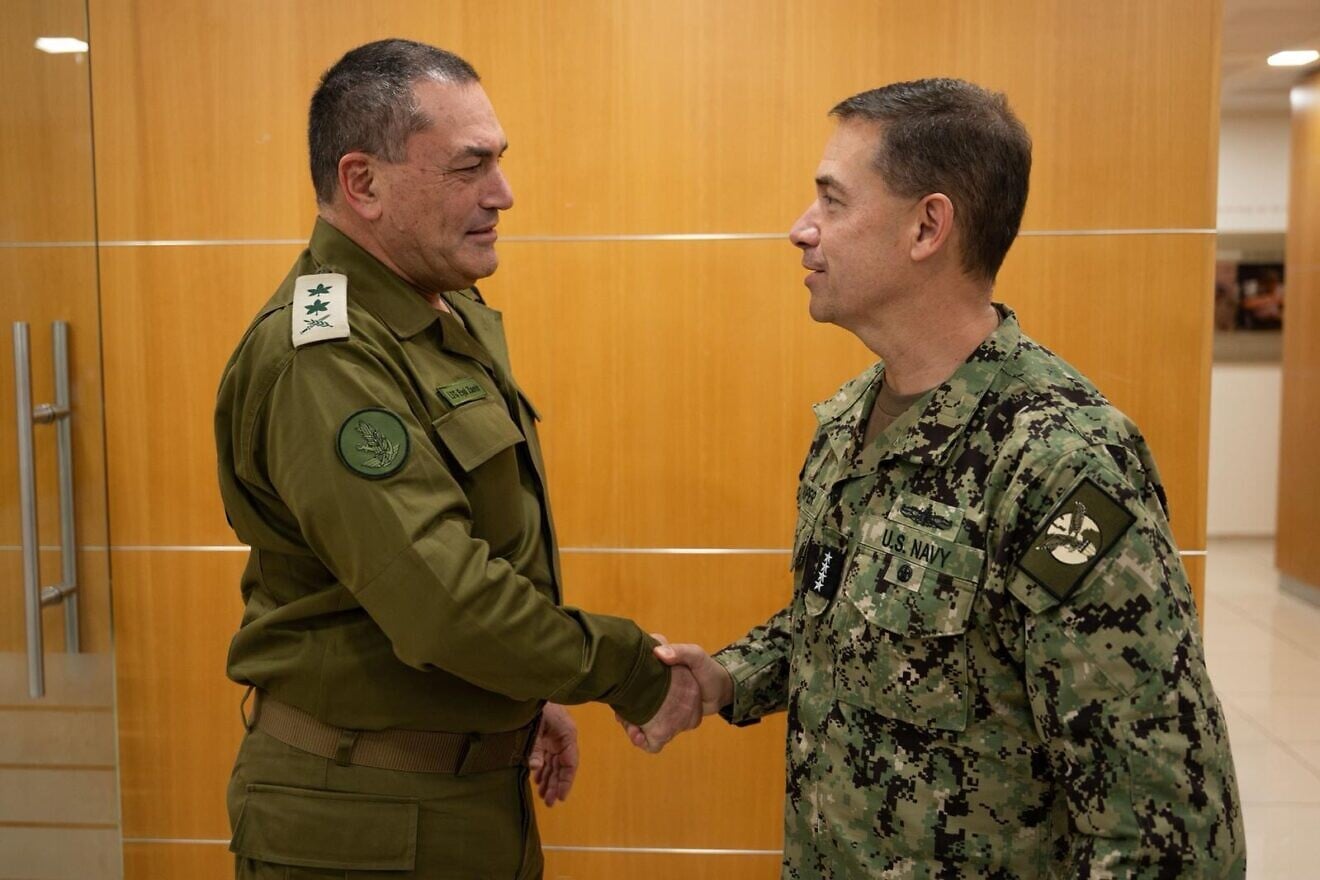 Le lieutenant-général Eyal Zamir, chef d'état-major des Forces de défense israéliennes, rencontre l'amiral Brad Cooper, commandant du Commandement central des États-Unis (CENTCOM), en Israël, le 24 janvier 2026. Crédit : FDI.