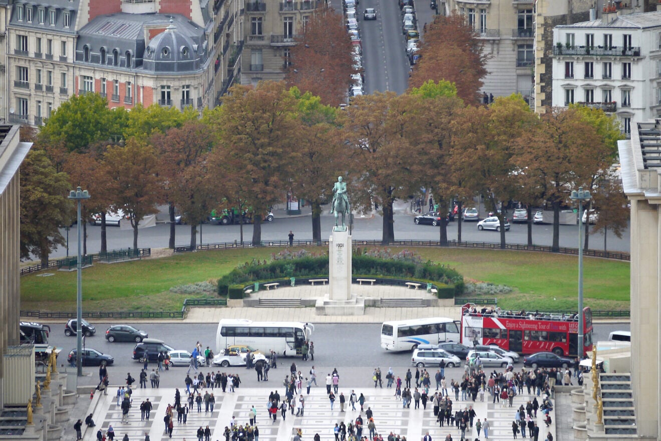 Three Jews threatened by knife-wielding man in Paris