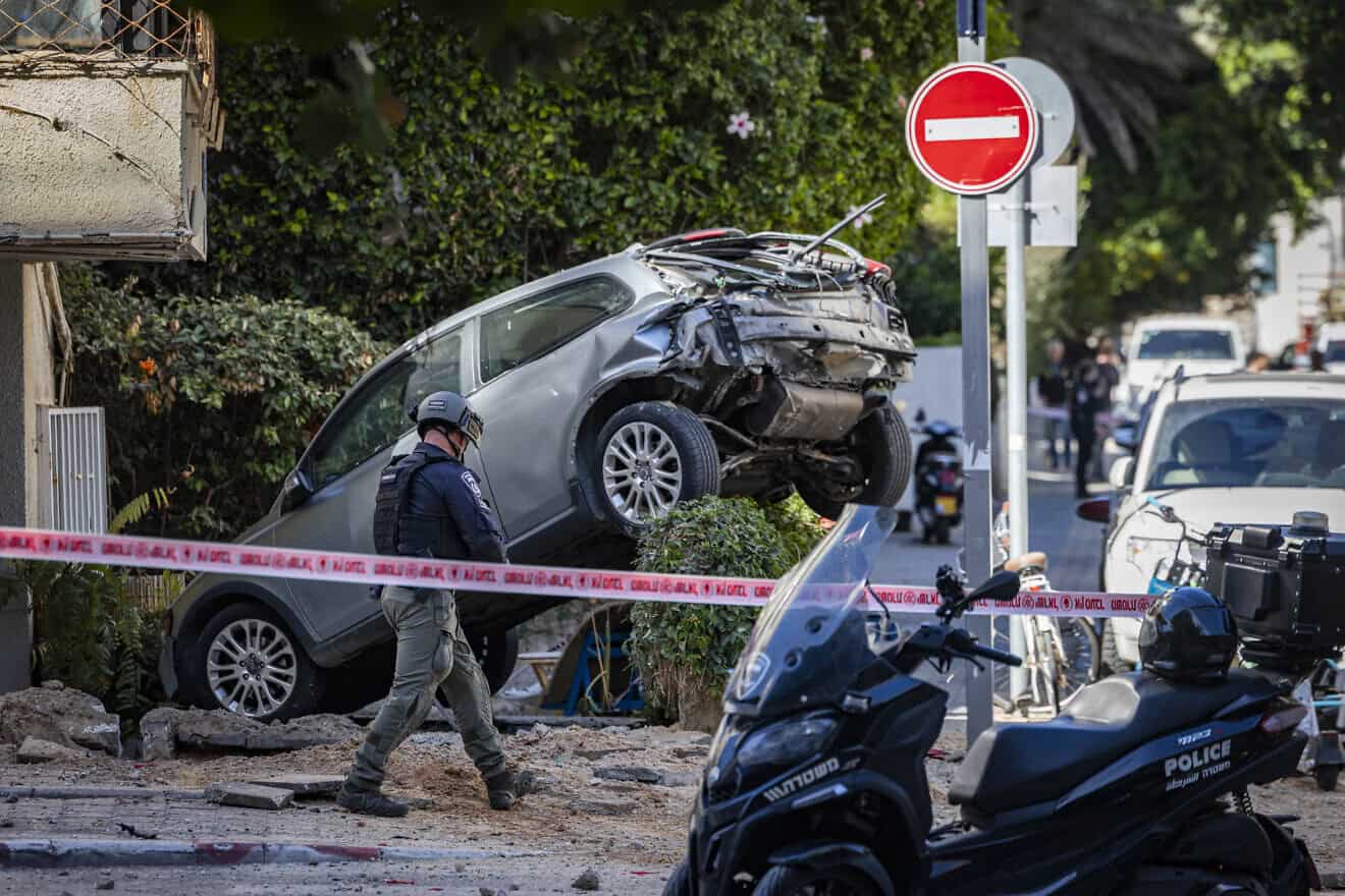 Rescue personnel at the scene of an Iranian ballistic missile attack in Israel’s central region, March 8, 2026. Photo by Chaim Goldberg/Flash90.